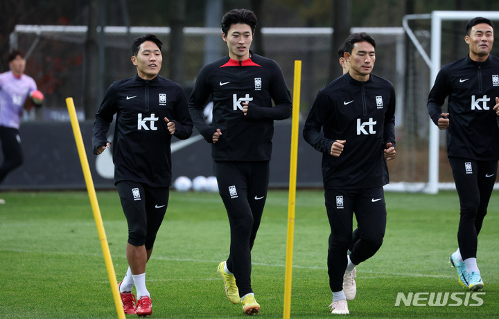 [파주=뉴시스] 백동현 기자 = 3일 오후 경기 파주시 국가대표 트레이닝센터(NFC)에서 조규성을 비롯한 선수들이 몸을 풀고 있다. 벤투호는 오는 11일 화성종합경기타운주경기장에서 아이슬란드와 평가전을 갖는다. 2022.11.03. livertrent@newsis.com