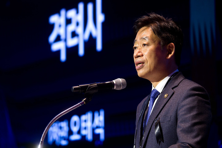 [서울=뉴시스] 조수정 기자 = 오태석 과학기술정보통신부 제1차관이 3일 오후 서울 중구 동대문디자인플라자에서 열린 '2022 연구개발특구 혁신기업 통합 IR 경진대회' 에 참석해 격려사를 하고 있다. (사진=과학기술정보통신부 제공) 2022.11.03. photo@newsis.com *재판매 및 DB 금지