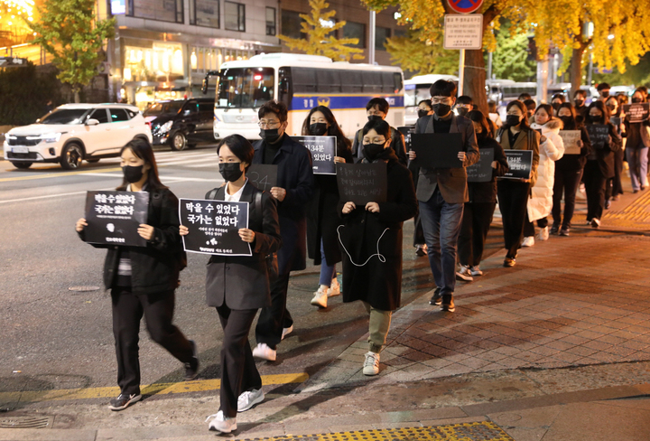 [서울=뉴시스] 조수정 기자 = 이태원참사 청년추모행동은 지난 3일 이태원 참사에 대한 국가 책임 인정과 대통령 책임을 촉구하며 서울 용산구 이태원역에서 추모행동을 진행했다. (사진=진보당 제공) 2022.11.03. photo@newsis.com *재판매 및 DB 금지