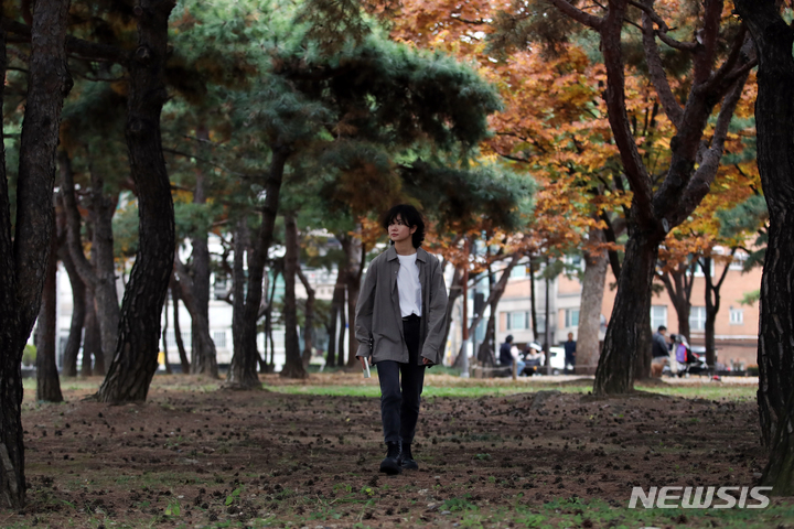 [서울=뉴시스] 박진희 기자 = 시인 김선오가 지난 3일 서울 송파구 석촌동 고분군에서 '작가만세' 인터뷰에 앞서 사진촬영을 하고 있다. 2022.11.05. pak7130@newsis.com