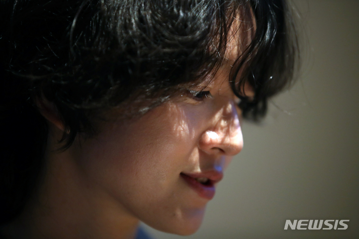 [서울=뉴시스] 박진희 기자 = 시인 김선오가 지난 3일 서울 송파구 한 카페에서 '작가만세' 인터뷰를 하고 있다. 2022.11.05. pak7130@newsis.com