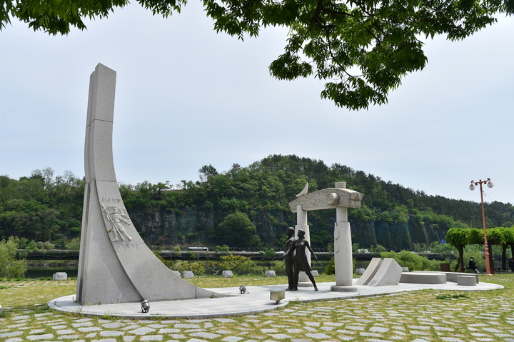 [진주=뉴시스]진주시 칠암동에 있는 형평운동기념탑.(사진=뉴시스 DB).photo@newsis.com *재판매 및 DB 금지