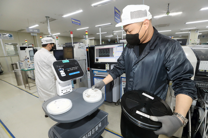 [서울=뉴시스] KT가 대성엘텍과 인공지능(AI) 및 디지털 전환(DX) 분야 협력을 위한 업무협약을 체결했다. 경기 평택시 대성엘텍 생산공장에서 KT AI 서비스로봇이 부품을 나르고 있는 모습. (사진=KT 제공) 2022.11.4 *재판매 및 DB 금지