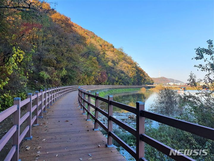 [용인=뉴시스]용인시가 이동저수지에 2km 길이의 산책로를 설치했다.