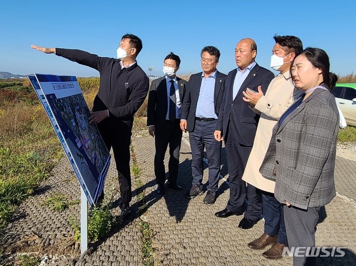 [인천=뉴시스] 이루비 기자 = 인천시의회 산업경제위원회, 수도권매립지 제3-1매립장 현장 점검. (사진=시의회 제공) 2022.11.04. photo@newsis.com *재판매 및 DB 금지