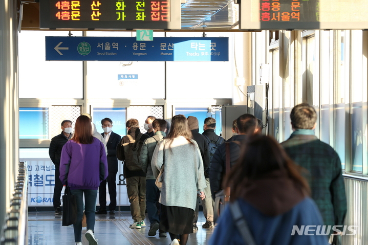 경의중앙선 대곡역을 방문해 출근시간 혼잡상황 등을 점검하는 이동환 고양시장.(사진=고양시 제공)