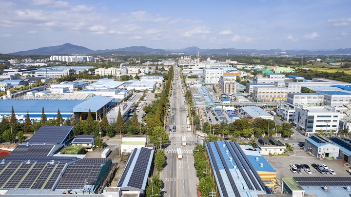 [익산=뉴시스] 강명수 기자 =전북 익산시는 정부가 지난달 28일 발표한 ‘국가전략기술 주도산업’인 수소, 이차전지, 반도체 관련 기업 중 두산퓨엘셀㈜와 일진머티리얼즈㈜, ㈜한솔케미칼 등이 밀집돼 첨단기술집약 도시로 성장하고 있다고 4일 밝혔다. 사진 두산퓨엘셀이 위치한 제2산업단지. (사진 =익산시 제공) 2022.11.04. photo@newsis.com *재판매 및 DB 금지