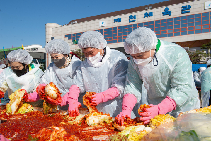 4일 충북 제천체육관 주차장에서 제천시새마을회의 '2022 사랑의 김장 나누기' 행사가 열리고 있다. *재판매 및 DB 금지