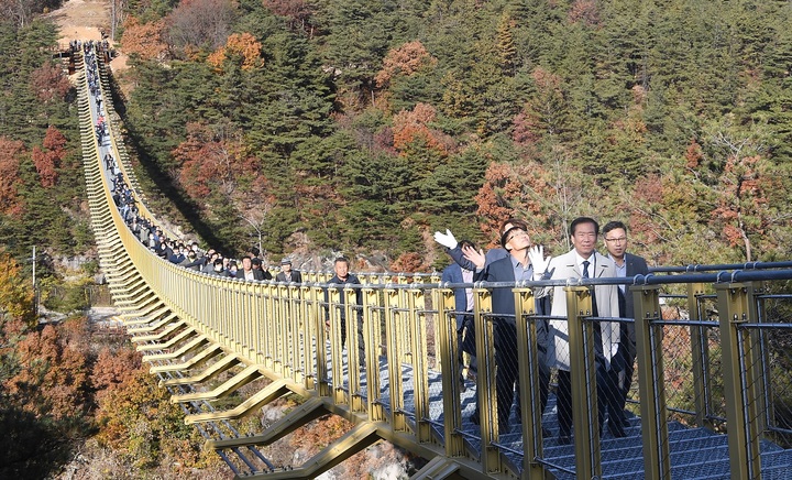 [거창=뉴시스] 수승대 출렁다리 *재판매 및 DB 금지