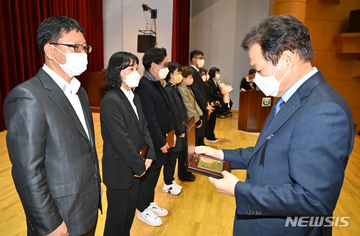 [창원=뉴시스] 홍정명 기자=박완수 경남도지사가 4일 오후 경남 창신대학교 대강당에서 열린 '제24회 경상남도 사회복지사대회'에 참석해 도지사 표창을 수여하고 있다.(사진=경남도 제공)2022.11.0.4. photo@newsis.com