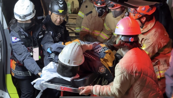 [봉화=뉴시스] 김진호 기자 = 경북 봉화군 아연 광산 매몰사고 현장에서 구조대가 매몰자들을 구조해 이송하고 있다. (사진=경북소방본부 제공) 2022.11.04 photo@newsis.com  *재판매 및 DB 금지