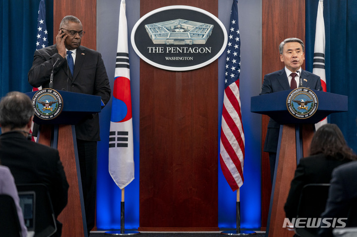 [워싱턴=AP/뉴시스] 이종섭(오른쪽) 국방부 장관과 로이드 오스틴 미 국방부 장관이 3일(현지시간) 미 워싱턴DC의 국방부에서 제54차 한·미 안보협의회의(SCM)를 마친 후 공동 기자회견을 하고 있다. 이종섭 장관과 오스틴 장관은 "필요에 따라 미국의 전략자산을 적시적이고 조율된 방식으로 한반도에 전개한다"라는 내용의 공동 성명을 냈다. 2022.11.04.