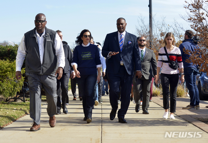 [벤튼하버( 미 미시간주)= AP/뉴시스]그레첸 휘트머 미시간 주지사가 벤튼 하버 시장 마커스 무함마드(가운데)와 함께 11월 3일 주 횡단 걷기운동 "임무를 다 하기"에 참여해서 벤튼 하버 시내를 걷고 있다.&nbsp;&nbsp; 