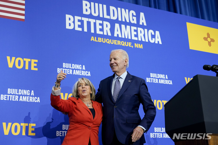 [앨버커키=AP/뉴시스] 조 바이든 미국 대통령이 3일(현지시간) 뉴멕시코주 앨버커키에서 미셸 루한 그리셤 뉴멕시코 주지사를 지지하는 중간선거 유세 연설을 마치고 그리셤 주지사와 함께 셀카를 찍고 있다. 2022.11.04.