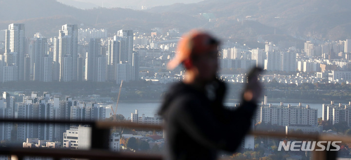 [서울=뉴시스] 추상철 기자 = 서울 용산구 남산에서 시민들이 아파트를 바라보고 있다. 2022.11.04. scchoo@newsis.com