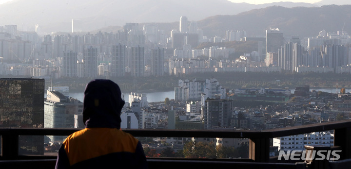 [서울=뉴시스] 추상철 기자 = 서울 남산에서 시민이 아파트단지를 바라보고 있다. 2022.11.04. scchoo@newsis.com