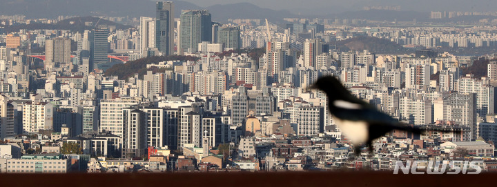 [서울=뉴시스] 추상철 기자 = 서울 아파트 매매가격이 23주 연속 떨어지며 10년 4개월 만에 최대 낙폭을 기록했다. 4일 오전 서울 용산구 남산에서 아파트단지가 보이고 있다. 2022.11.04. scchoo@newsis.com