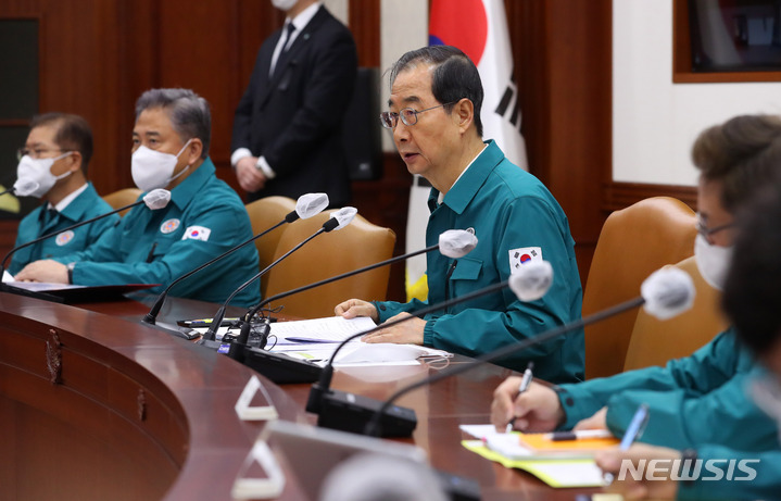 [서울=뉴시스] 배훈식 기자 = 한덕수 국무총리가 4일 오전 서울 종로구 정부서울청사에서 열린 이태원 사고 및 코로나19 중앙재난안전대책본부회의에 참석해 발언하고 있다. 2022.11.04. dahora83@newsis.com