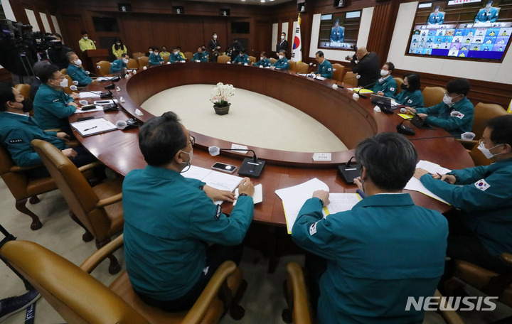 [서울=뉴시스] 배훈식 기자 = 한덕수 국무총리가 4일 오전 서울 종로구 정부서울청사에서 열린 이태원 사고 및 코로나19 중앙재난안전대책본부회의를 주재하고 있다. 2022.11.04. dahora83@newsis.com