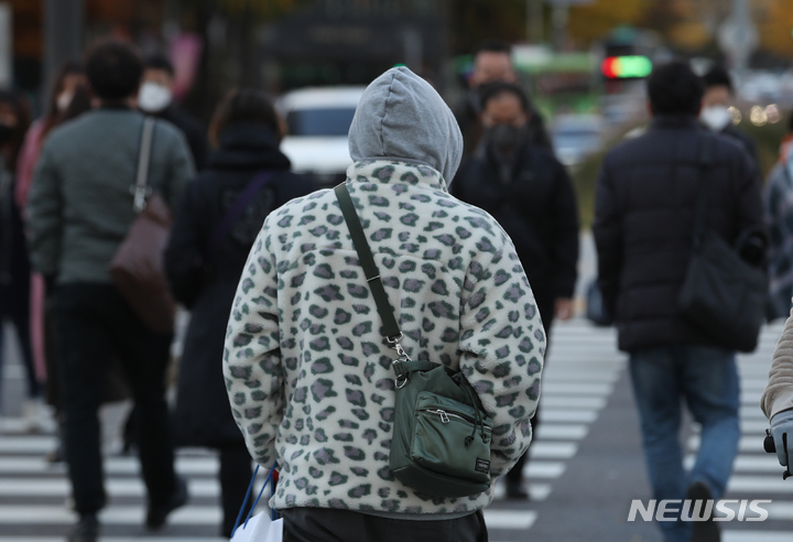 [서울=뉴시스] 고승민 기자 = 지난 4일 서울 광화문 사거리에서 직장인들이 출근하고 있다. 2022.11.04. kkssmm99@newsis.com