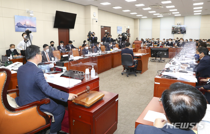 [서울=뉴시스] 최진석 기자 = 이헌승 국회 국방위원회 위원장이 4일 오전 서울 여의도 국회에서 열린 국방위원회 전체회의에서 북한 탄도미사일 도발 규탄 및 중단 촉구 결의안을 의결하고 있다. 2022.11.04. myjs@newsis.com