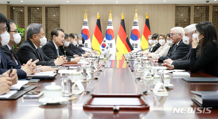 [서울=뉴시스] 전신 기자 = 윤석열 대통령이 4일 서울 용산 대통령실 청사에서 프랑크 발터 슈타인마이어 독일 대통령과 한독 정상회담을 하고 있다. 2022.11.04. photo1006@newsis.com