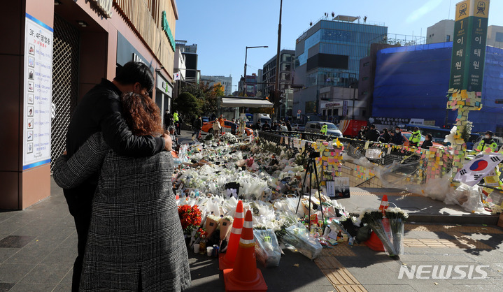 [서울=뉴시스] 추상철 기자 = 4일 오후 서울 용산구 이태원역에 마련된 이태원 참사 추모공간에서 이번 사고로 친구 두명을 잃은 외국인이 슬픔에 잠겨 있다. 2022.11.04. scchoo@newsis.com