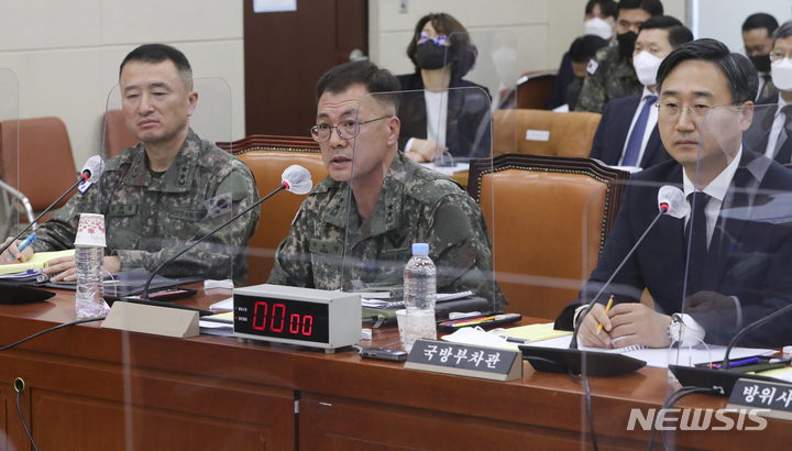 [서울=뉴시스] 최진석 기자 = 강호필 합참작전부장이 4일 오전 서울 여의도 국회에서 열린 국방위원회 전체회의에서 의원들의 질의에 답하고 있다. 왼쪽부터 원천희 합참정보부장, 강호필 합참작전부장, 신범철 국방부 차관. 2022.11.04. myjs@newsis.com