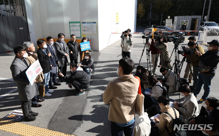 [서울=뉴시스] 김진아 기자 = 강진구, 김시몬 기자 등 탐사보도매체 시민언론 더탐사 관계자들이 4일 서울 수서경찰서에서 한동훈 법무부 장관을 스토킹한 혐의로 조사를 받기 앞서 입장발표를 하고 있다. 지난달 28일 한 장관 측은 더탐사 기자로부터 퇴근길에 자동차로 미행당하는 등 스토킹 피해를 입었다며 경찰에 고소장을 제출했다. 2022.11.04. bluesoda@newsis.com