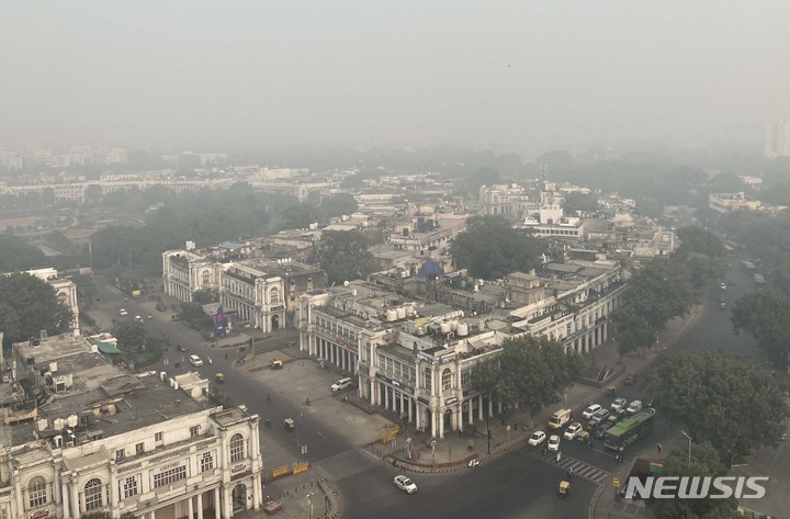 [뉴델리=AP/뉴시스] 지난 2022년 11월4일(현지시간) 인도 뉴델리 시내 상공에 스모그와 짙은 안개가 끼어 있다. 인도 당국은 급격하게 나빠진 뉴델리의 대기질 개선을 위해 오염산업과 건설 활동을 중단하고 디젤 차량의 운행을 제한했으며 스프링클러와 공기 중으로 미세한 물방울을 대량으로 뿜어내는 '안티 스모그 건'을 배치했다. 2022.11.04.