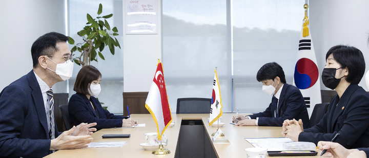 [서울=뉴시스] 한화진(오른쪽) 환경부 장관이 지난해 11월4일 서울 서초구 한강홍수통제소에서 에릭 테오 주한 싱가포르 대사와 만나 기후변화 및 환경위기대응 정책을 논의하고 있다. 2022.11.04. photo@newsis.com *재판매 및 DB 금지