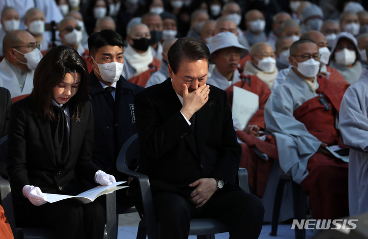 [서울=뉴시스] 전신 기자 = 윤석열 대통령과 부인 김건희 여사가 4일 서울 종로구 조계사에서 열린 이태원 참사 희생영가 추모 위령법회에서 굳은 표정을 짓고 있다. 2022.11.04. photo1006@newsis.com