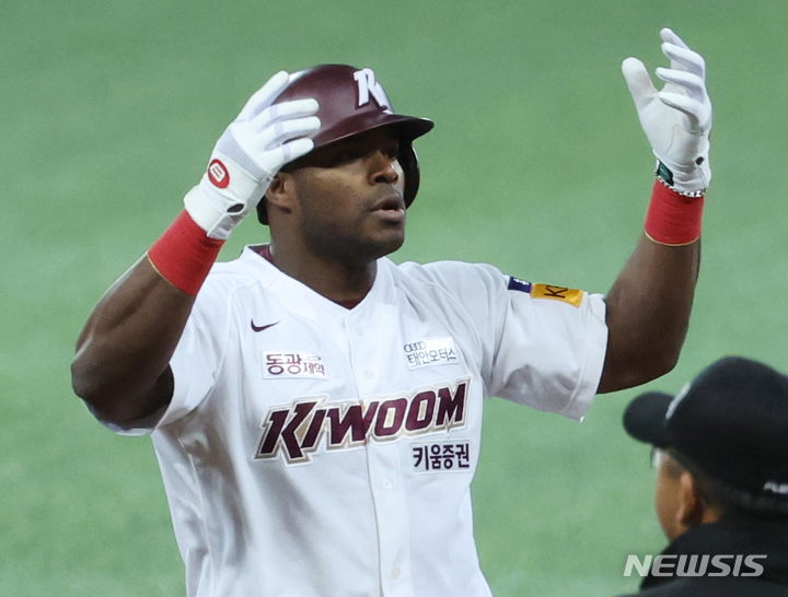 [서울=뉴시스] 조성우 기자 = 4일 오후 서울 구로구 고척스카이돔에서 열린 2022 KBO 한국시리즈 3차전 SSG 랜더스와 키움 히어로즈의 경기, 키움 4회말 공격 1사 후 푸이그가 2루타를 때리며 득점권에 출루하며 기뻐하고 있다. 2022.11.04. xconfind@newsis.com