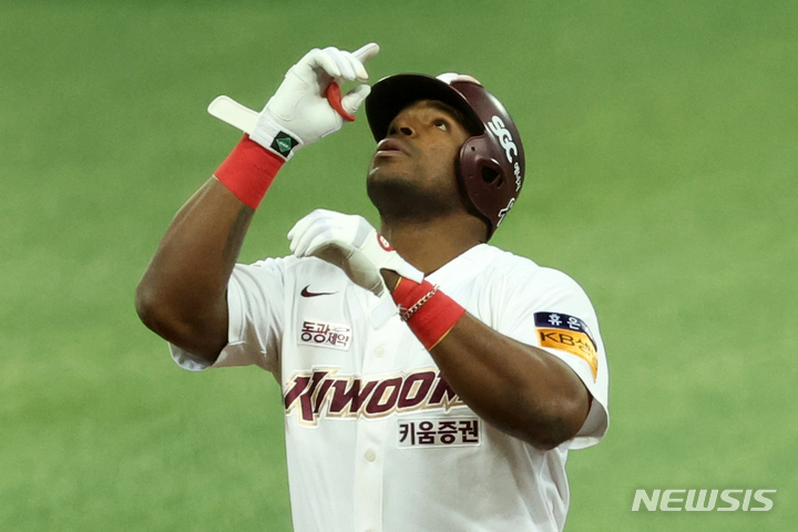 [서울=뉴시스] 조성우 기자 = 4일 오후 서울 구로구 고척스카이돔에서 열린 2022 KBO 한국시리즈 3차전 SSG 랜더스와 키움 히어로즈의 경기, 키움 6회말 공격 2사 후 푸이그가 2루타를 때린 뒤 세리머니를 하고 있다. 2022.11.04. xconfind@newsis.com