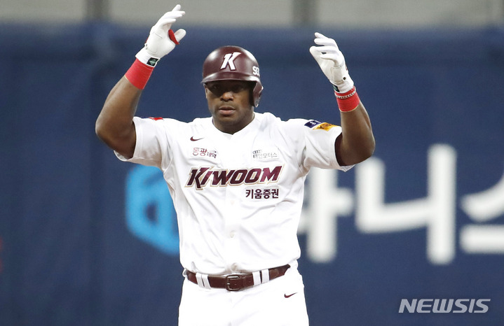[서울=뉴시스] 정병혁 기자 = 4일 오후 서울 구로구 고척스카이돔에서 열린 2022 KBO 한국시리즈 3차전 SSG 랜더스와 키움히어로즈의 경기, 6회말 2사 주자 없는 상황 키움 푸이그가 2루타를 친 뒤 기뻐하고 있다. 2022.11.04. jhope@newsis.com