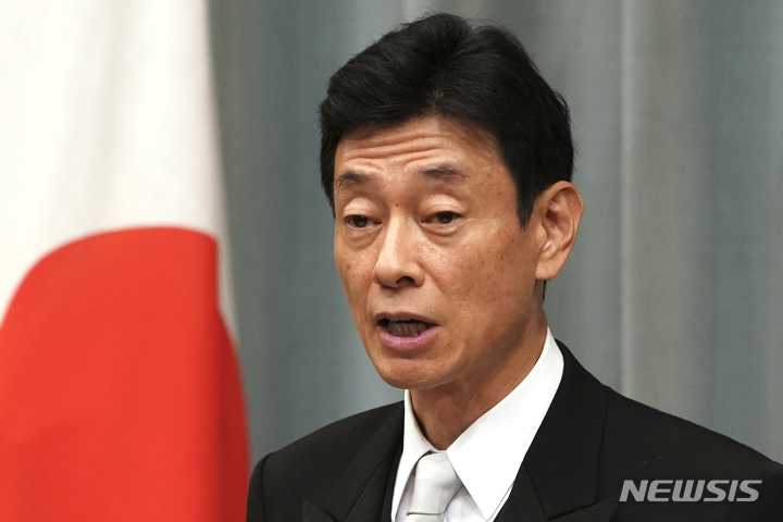 [도쿄=AP/뉴시스]지난 2019년 9월11일 일본 경제재생담당상이던 니시무라 야스토시가 도쿄의 총리 관저에서 기자회견을 가지고 발언하고 있다. 그는 지난 8월 개각에서 경제산업성으로 재입각했다. 2022.12.09.