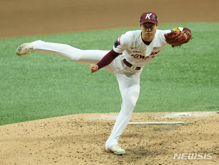 [서울=뉴시스] 조성우 기자 = 4일 오후 서울 구로구 고척스카이돔에서 열린 2022 KBO 한국시리즈 3차전 SSG 랜더스와 키움 히어로즈의 경기, 키움 투수 김동혁이 SSG 8회초 공격 1사 주자 1루 한유섬 타석 때 마운드에 올라 역투하고 있다. 2022.11.04. xconfind@newsis.com