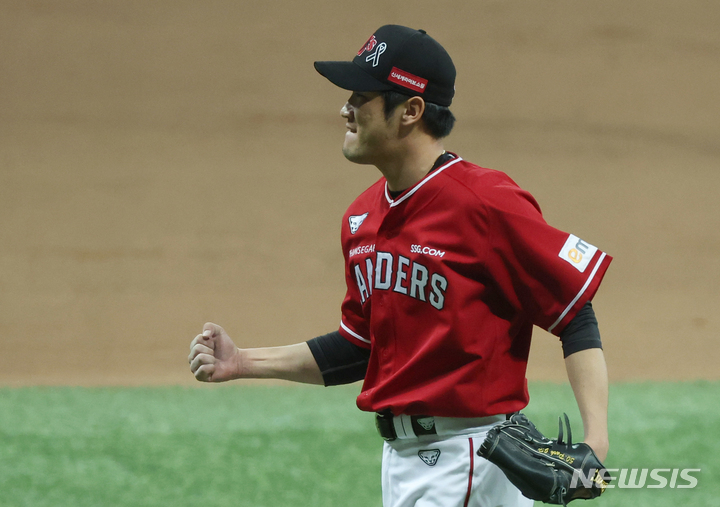 [서울=뉴시스] 조성우 기자 = 4일 오후 서울 구로구 고척스카이돔에서 열린 2022 KBO 한국시리즈 3차전 SSG 랜더스와 키움 히어로즈의 경기, SSG 투수 박종훈이 키움 8회말 공격 2사 주자 1, 3루서 김태진을 삼진 아웃 시킨 뒤 환호하고 있다. 2022.11.04. xconfind@newsis.com