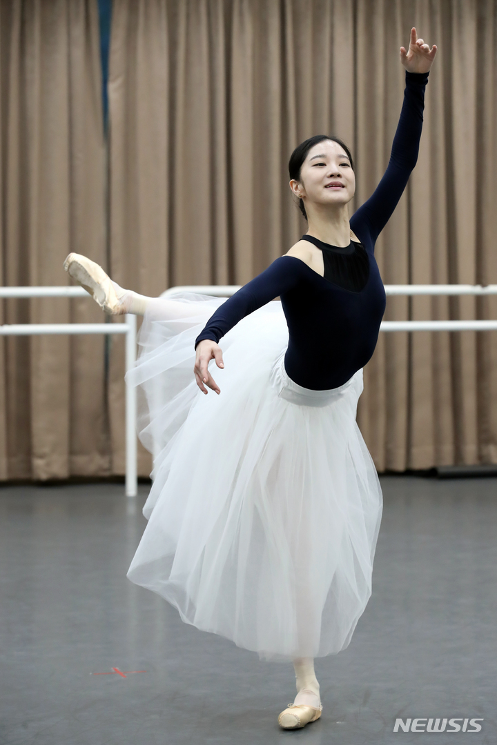 [서울=뉴시스] 박진희 기자 = 박예은 국립발레단 수석무용수가 지난 4일 서울 서초구 예술의전당 N스튜디오에서 '지젤' 공연 연습을 하고 있다. 2022.11.08. pak7130@newsis.com