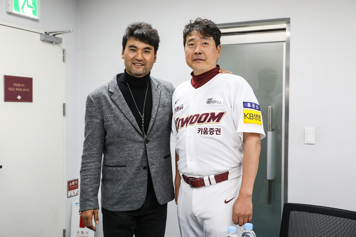 [서울=뉴시스] 박찬호(사진 왼쪽)와 홍원기 키움 히어로즈 감독. (사진 = 키움 히어로즈 제공) *재판매 및 DB 금지
