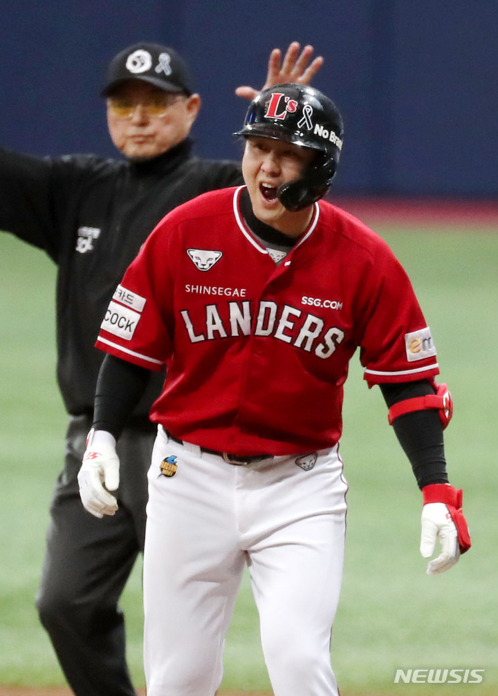 [서울=뉴시스] 추상철 기자 = 5일 오후 서울 구로구 고척스카이돔에서 열린&nbsp; '2022 KBO 한국시리즈 4차전' SSG 랜더스와 키움 히어로즈의 경기, 1회초 1아웃 주자 2루 상황에서 SSG 최정이 1타점 적시타를 친 후 기뻐하고 있다. 2022.11.05. scchoo@newsis.com