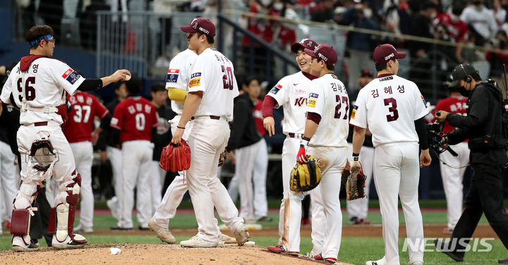 [서울=뉴시스] 추상철 기자 = 5일 오후 서울 구로구 고척스카이돔에서 열린 '2022 KBO 한국시리즈 4차전' SSG 랜더스와 키움 히어로즈의 경기, 6대3 승리를 거둔 키움 선수들이 기뻐하고 있다. 2022.11.05. scchoo@newsis.com