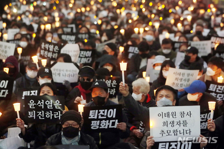 [서울=뉴시스] 최동준 기자 = 5일 서울 중구 시청역 인근 도로에서 촛불행동 주최로 열린 '이태원 참사 희생자 추모 시민 촛불' 집회에서 참가자들이 진상 규명, 책임자 처벌 등을 촉구하고 있다. 2022.11.05. photocdj@newsis.com