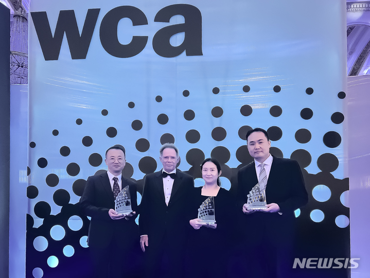 [서울=뉴시스] KT가 지난 2일(현지시각) 글로벌 ICT 리서치 기관 토탈 텔레콤(Total Telecom) 주관으로 영국 런던에서 열린 '월드 커뮤니케이션 어워즈'에서 3개 부문을 석권했다고 6일 밝혔다. 사진은 KT 엑세스망기술담당 김상욱 상무(왼쪽 첫번째)와 직원들이 영국 런던에서 열린 월드 커뮤니케이션 어워즈 2022 수상을 마치고 기념사진을 촬영하고 있는 모습. (사진=KT 제공)