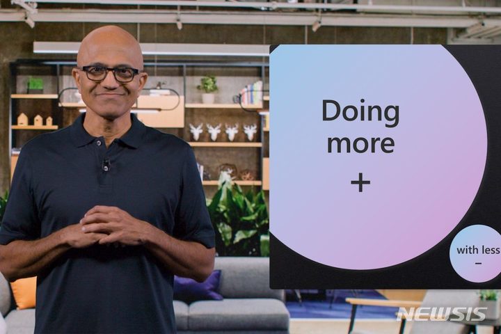 [서울=뉴시스]사티아 나델라 마이크로소프트 CEO가 지난달 12일(현지시간) 개최된 '마이크로소프트 이그나이트(Microsoft Ignite) 2022'에서 기조연설을 진행하고 있다. (사진=마이크로소프트 제공)