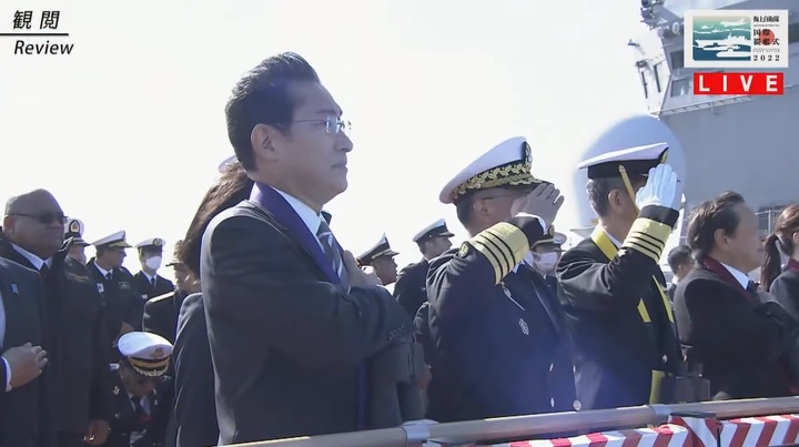 [서울=뉴시스] 일본 해상자위대 창설 70주년 기념 국제 관함식이 6일 오전 가나가와현 사가미만에서 실시됐다. 우리 해군도 최신예 군수지원함 소양함을 파견했다. 소양함에 오른 우리 해군이 일본 이즈모함을 향해 거수 경례했다. 이즈모함에 탑승한 기시다 후미오 일본 총리가 소양함의 거수경례를 바라보고 있다. 사진은 일본 방위성 해상자위대 유튜브 공식 채널 생중계 갈무리. 2022.11.06. *DB 및 재판매 금지.