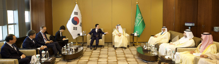 [서울=뉴시스] 홍찬선 기자 = 원희룡 국토교통부 장관은 6일 사우디아라비아 리야드 크라운플라자 RDC호텔에서 사우디 살레 빈 나세르 알 자세르 교통물류부 장관과 환담을 나누고 있다. (사진=국토교통부 제공) 2022.11.06. photo@newsis.com *재판매 및 DB 금지