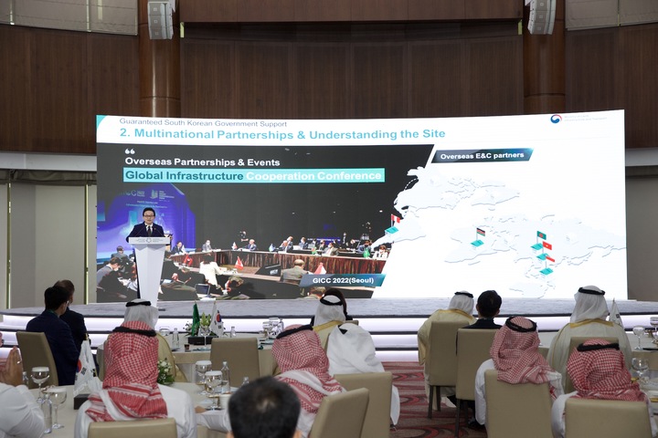 [서울=뉴시스] 홍찬선 기자 = 원희룡 국토교통부 장관이 6일 사우디아라비아 리야드 크라운플라자 RDC호텔에서 열린 사우디 교통물류부 공동 로드쇼 개막식에서 K-건설의 비전에 대해 발표하고 있다. (사진=국토교통부 제공) 2022.11.06. photo@newsis.com *재판매 및 DB 금지