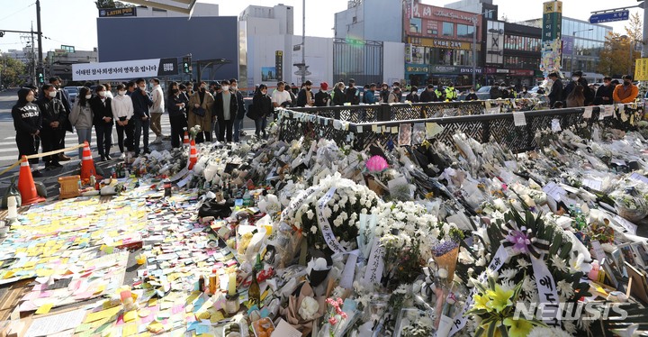 [서울=뉴시스] 조수정 기자 = 지난 6일 서울 용산구 이태원역 1번출구 이태원 참사 현장 인근 희생자 추모공간에 시민들의 발걸음이 이어지고 있다. 2022.11.14. chocrystal@newsis.com