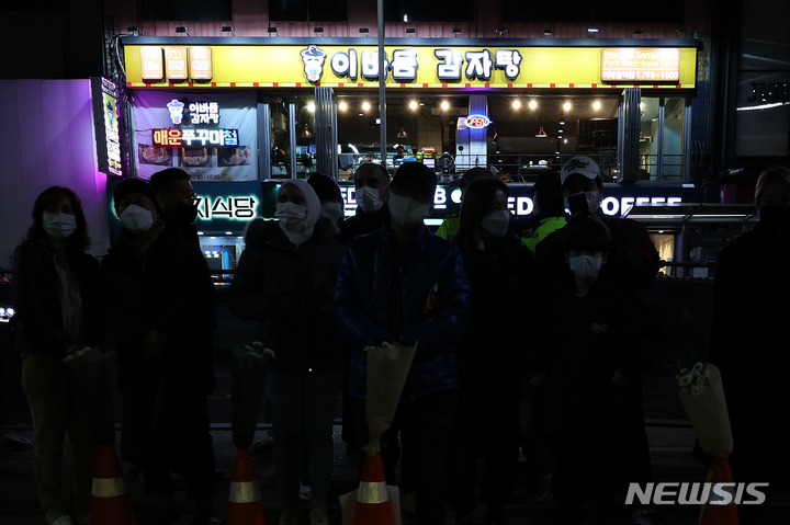 [서울=뉴시스] 서울 용산구 이태원 참사 현장을 찾은 시민들 뒤로 영업 중인 음식점이 보이고 있다. (사진=뉴시스 DB). photo@newsis.com